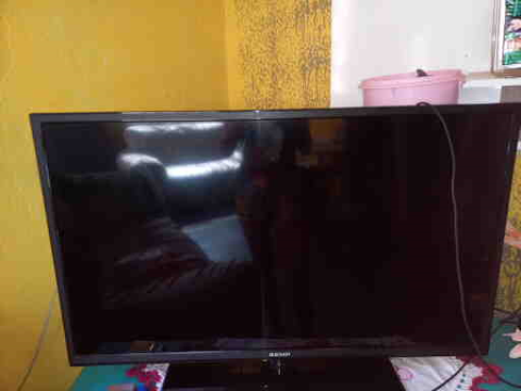 Vendo uma TV 40 plg semp. Não é smart